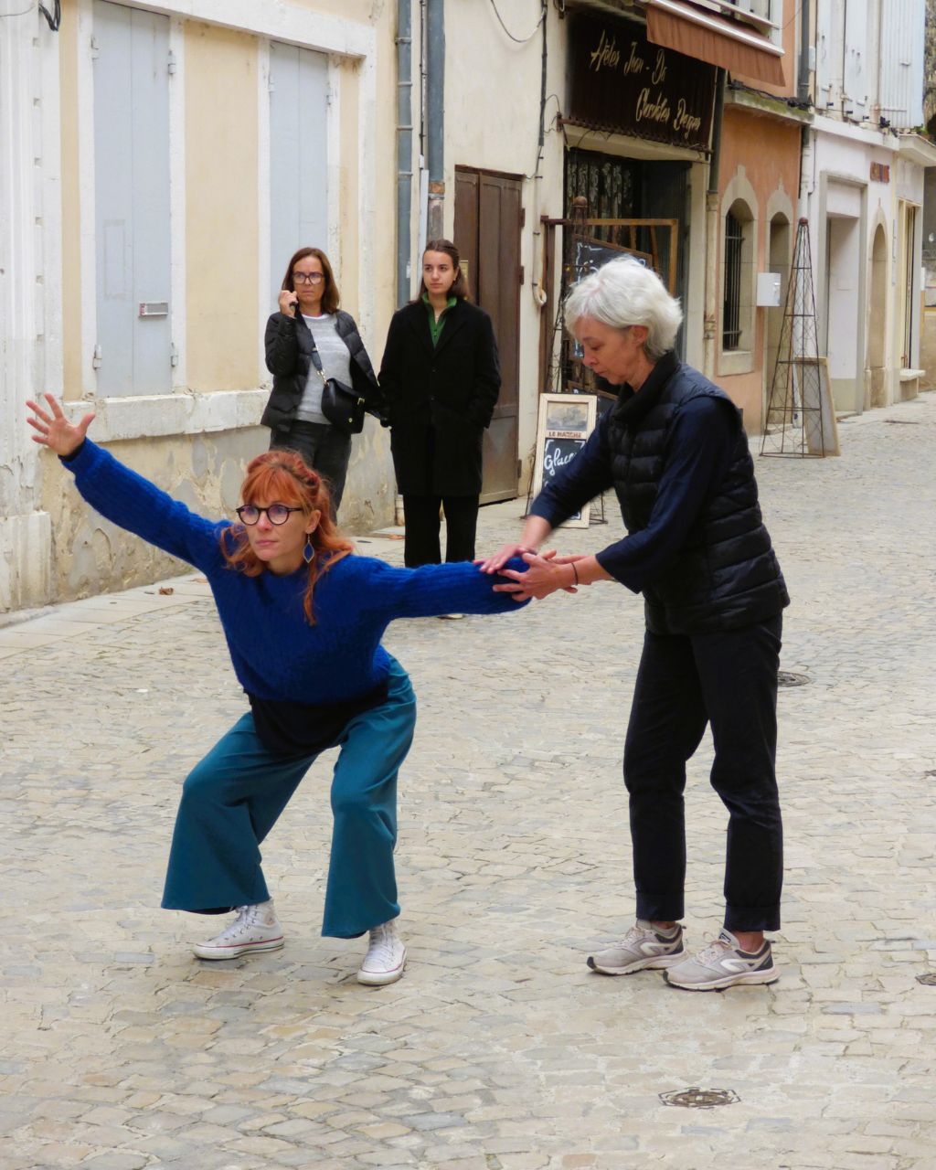 Compagnie A travers Ciels Spectacle dromois participatif et vivant en extérieur comme içi, par la Compagnie A Travers Ciels Dieulefit
